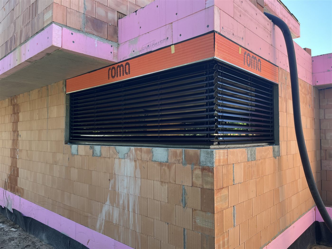 Außenliegender Sonnenschutz an moderner Fassade